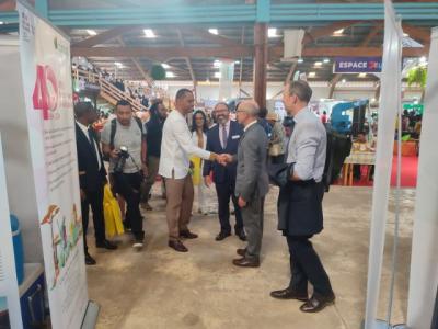 Rencontre avec le Ministre de l'Agriculture et l'Ambassadeur de France sur le stand du Cirad © M. Rananja, Cirad